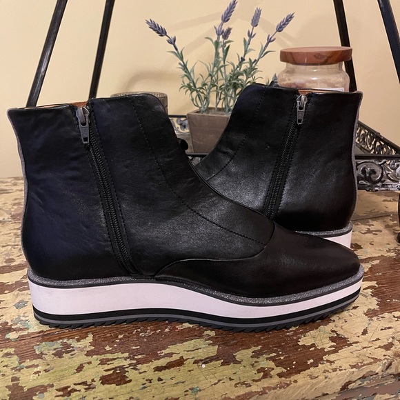 NWOT Women’s Johnston & Murphy Gracelyn Lace-Up Bootie - Picture 4 of 6